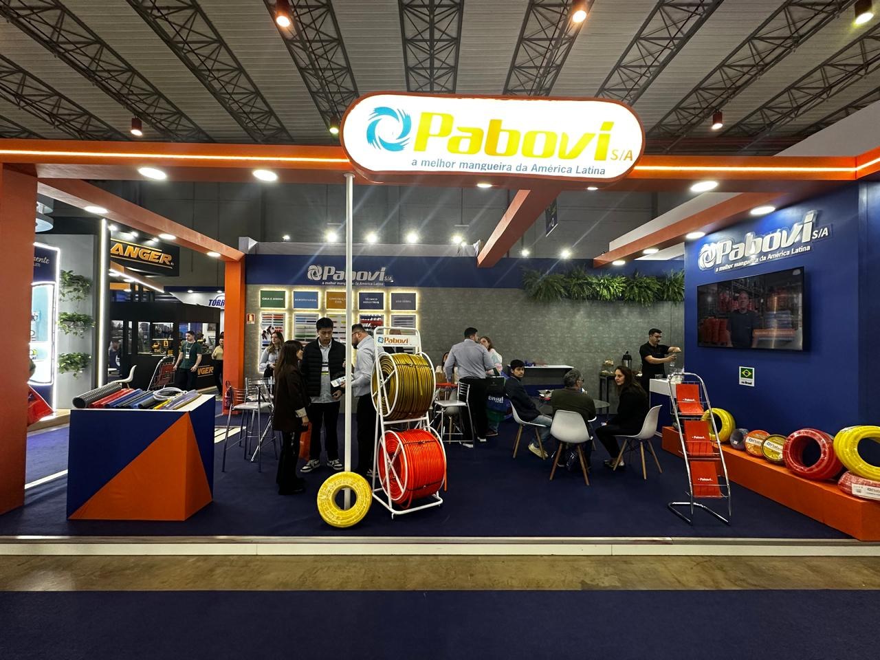 Montagem real de stand para evento